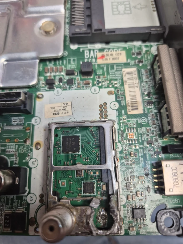 Tuner TV avariat după o încercare de reparație realizată fără echipamente profesionale
