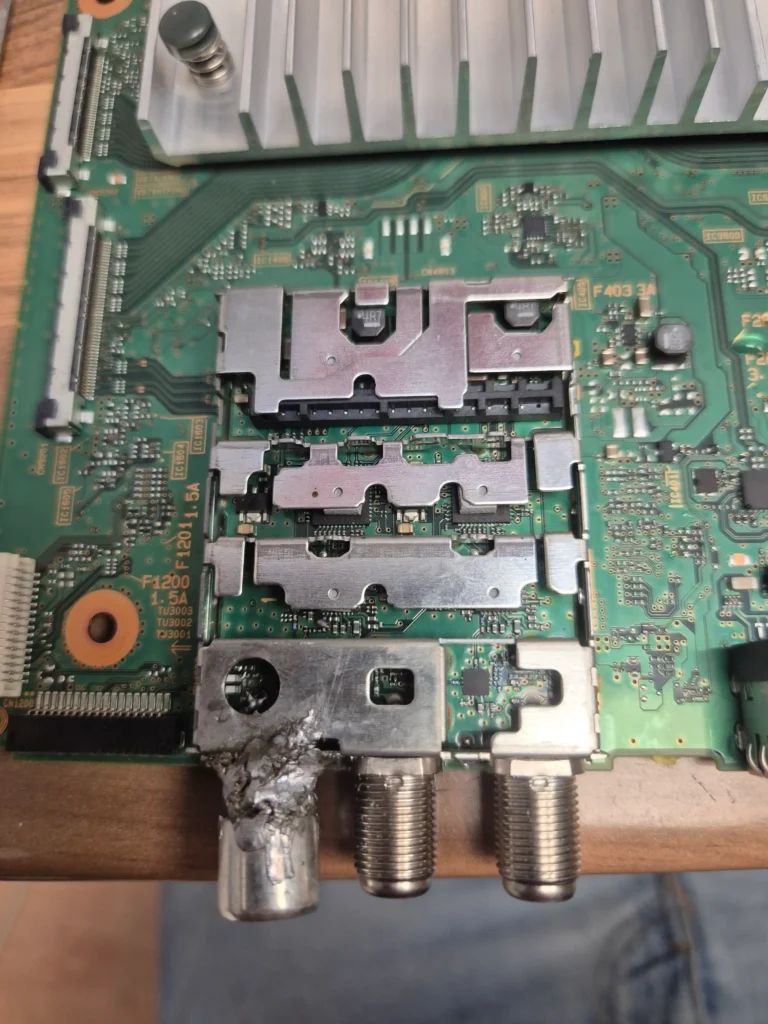 Tuner tv distrus dupa incercarea de a repara mufa rupta de la antena