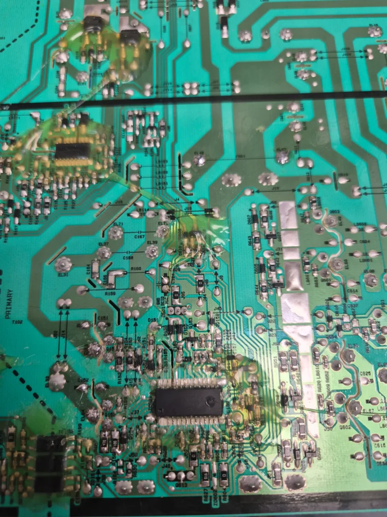 Placă electronică deteriorată în urma unei reparații TV realizate fără echipamente profesionale
